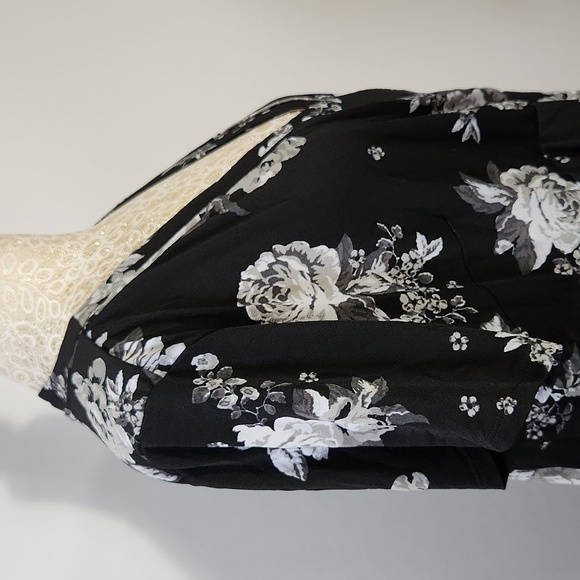 Torrid Black Floral Print Baby Doll Surplice Short Sleeve Women's Top Size 1 - Picture 6 of 15
